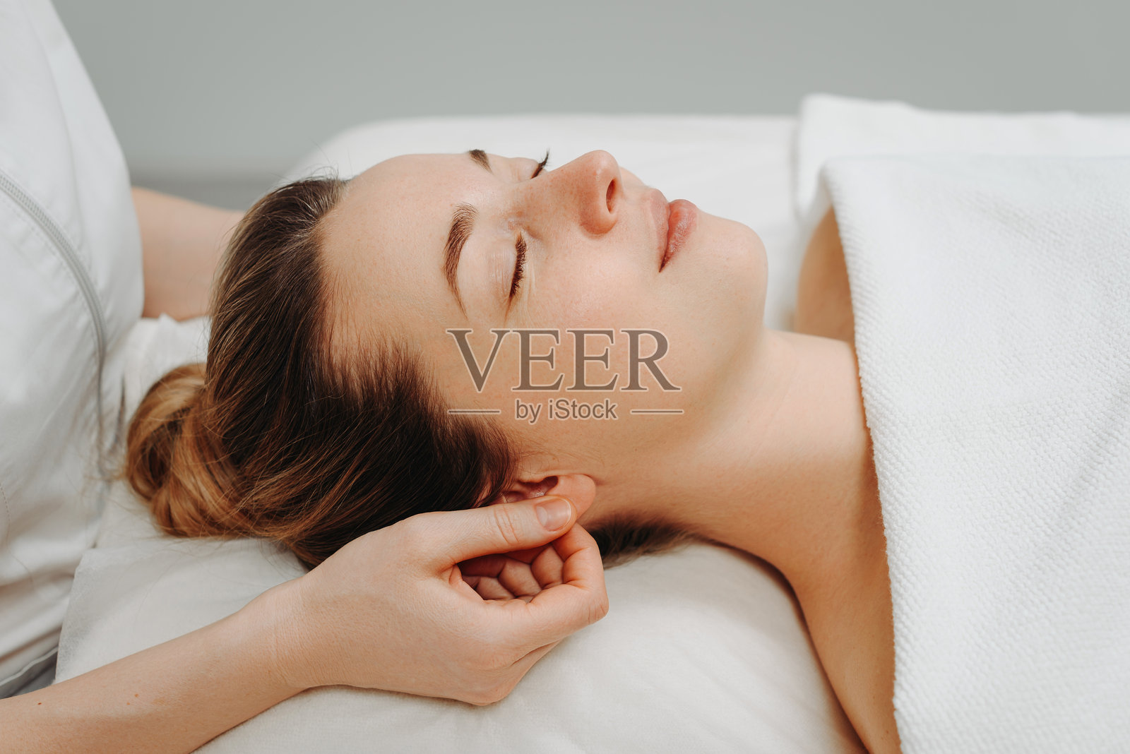 美容院的面部按摩照片摄影图片