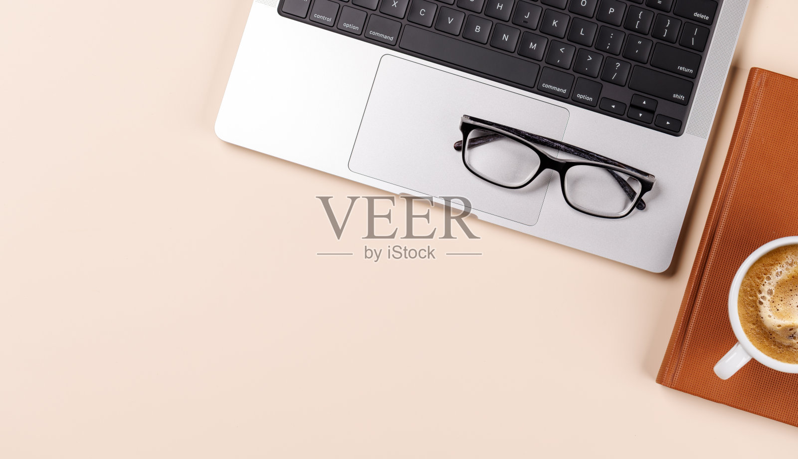 一个干净简约的桌面设置，配有一台笔记本电脑和一个咖啡杯照片摄影图片