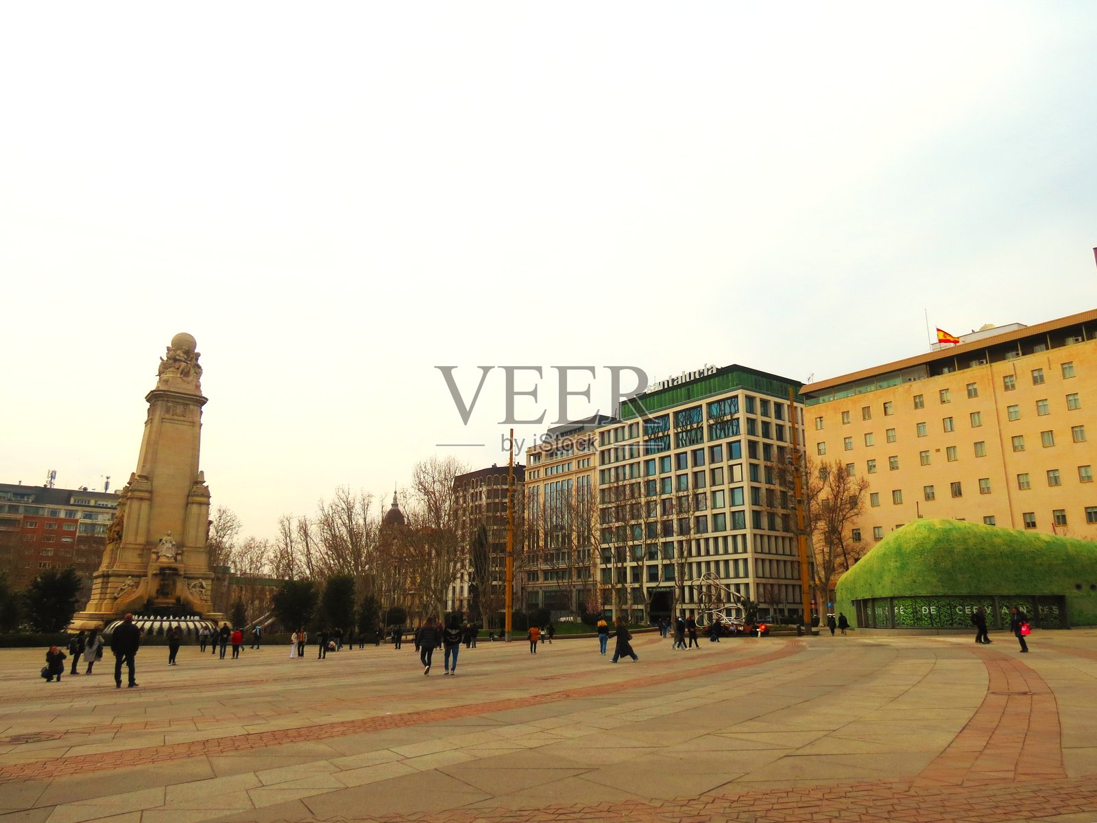 西班牙广场是一个大型广场，也是位于马德里市中心的热门旅游目的地，位于格兰维亚的西端。照片摄影图片