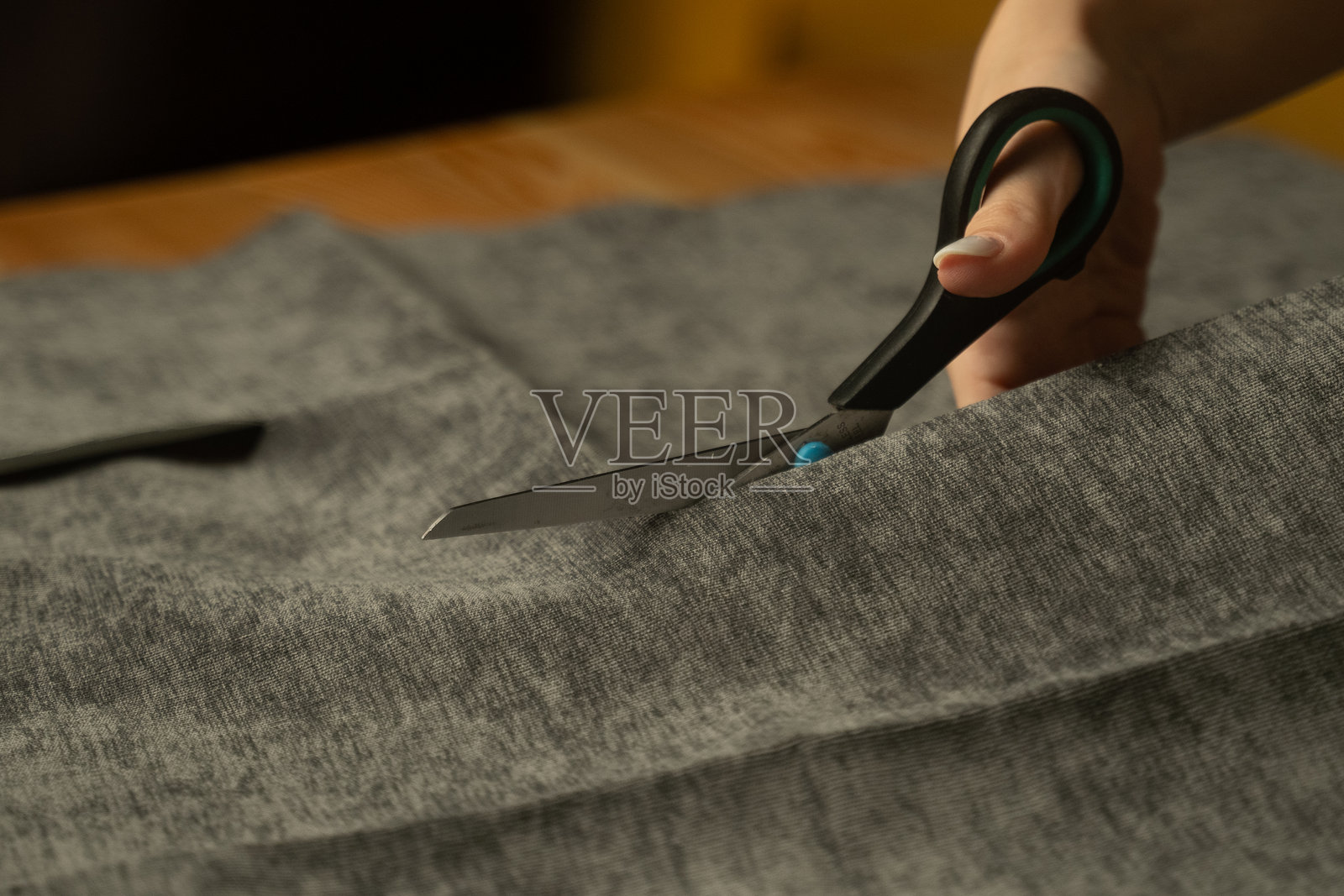 在家庭手工制作工作区剪裁布料以制作独特的服装照片摄影图片