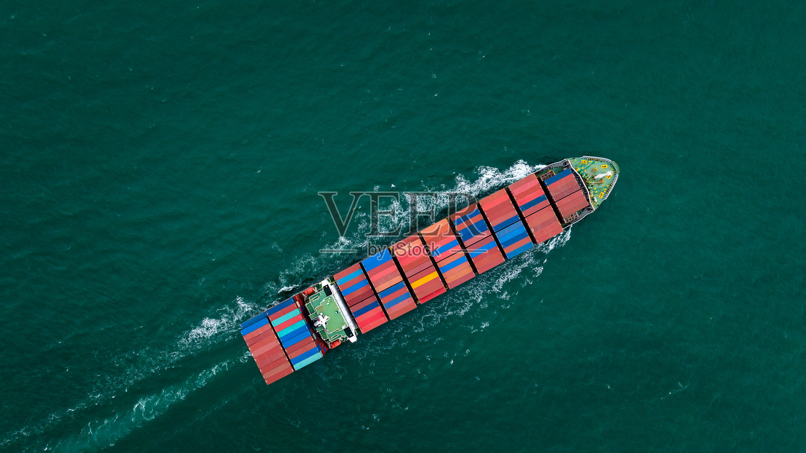 航运集装箱船在绿色海洋中航行，全球商业与工业货物物流的运输服务，进行国际进出口的海运货物运输。照片摄影图片