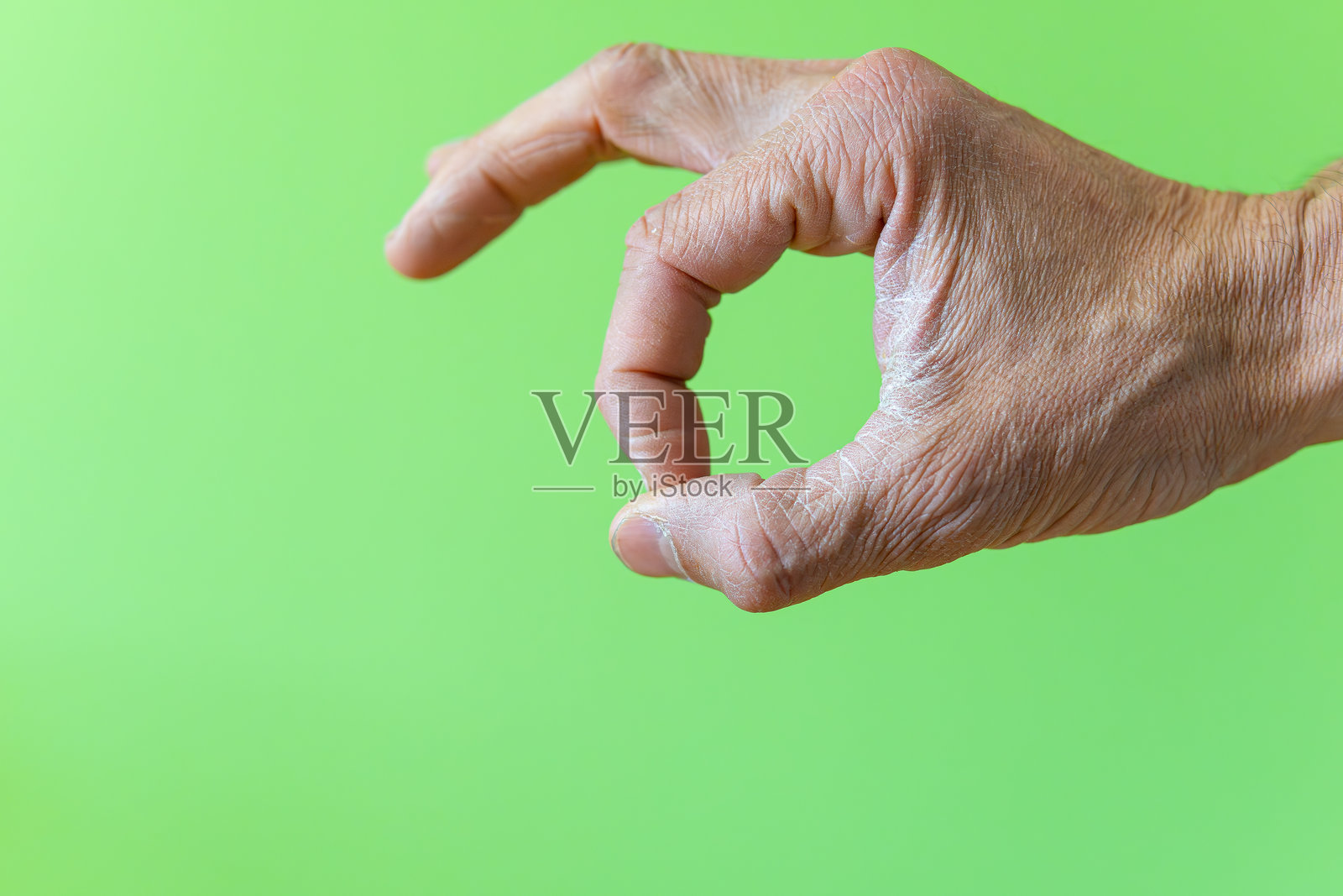 非常干燥的手，裂开粗糙，皮肤脱落。背景留有空白。在日本，手掌朝上表示金钱。照片摄影图片