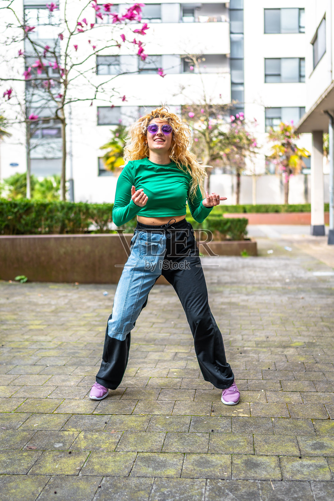 年轻女性在城市户外跳现代城市音乐舞蹈照片摄影图片