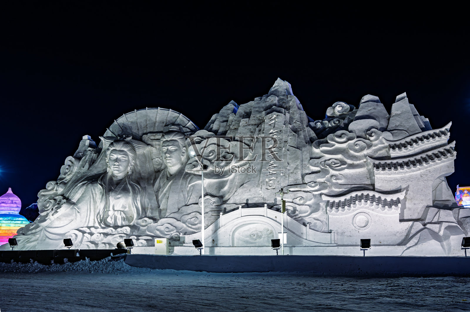 彩灯下的雪雕 - 第六届中国长春冰雪新世界照片摄影图片