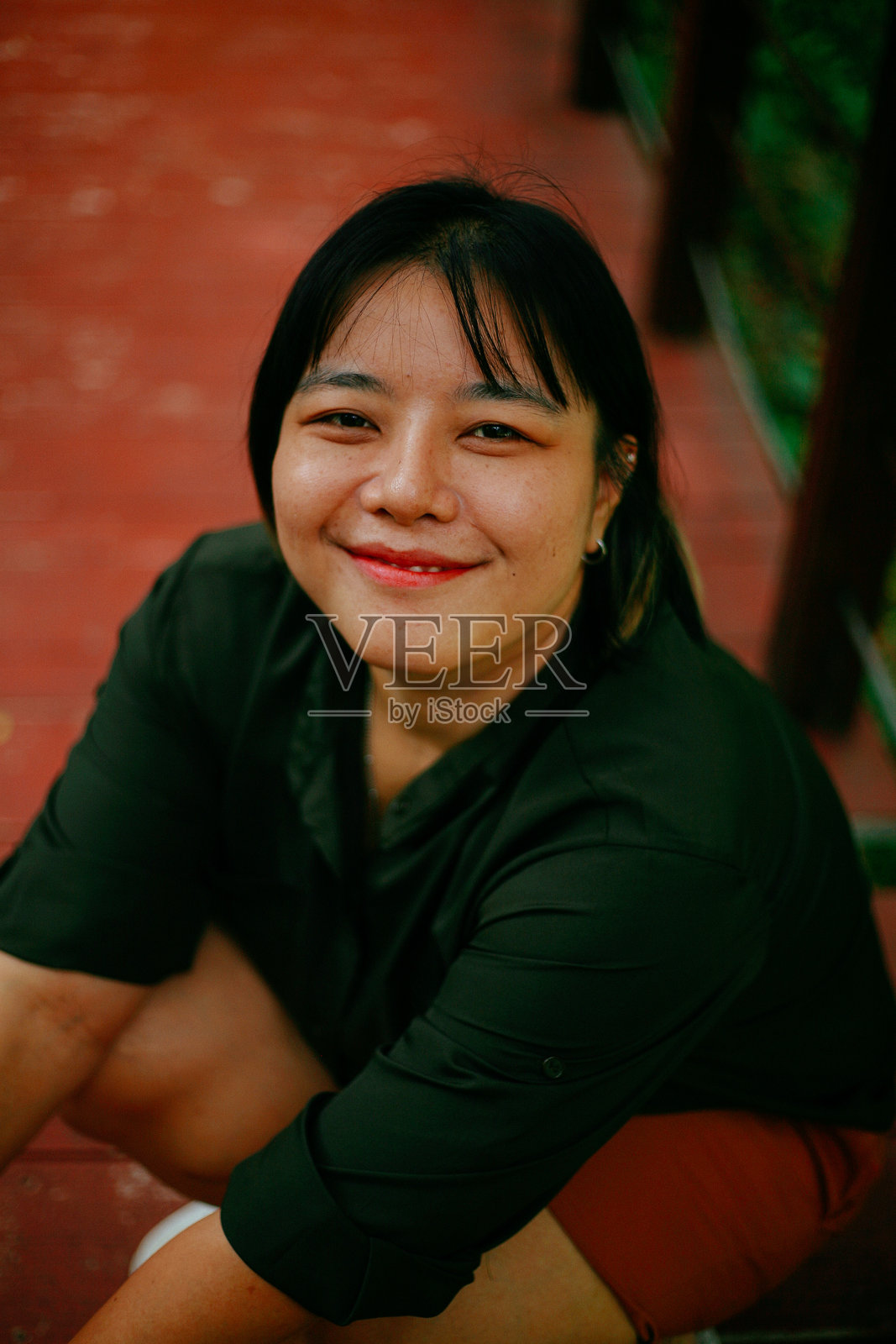 穿着黑色衣服的女人照片摄影图片