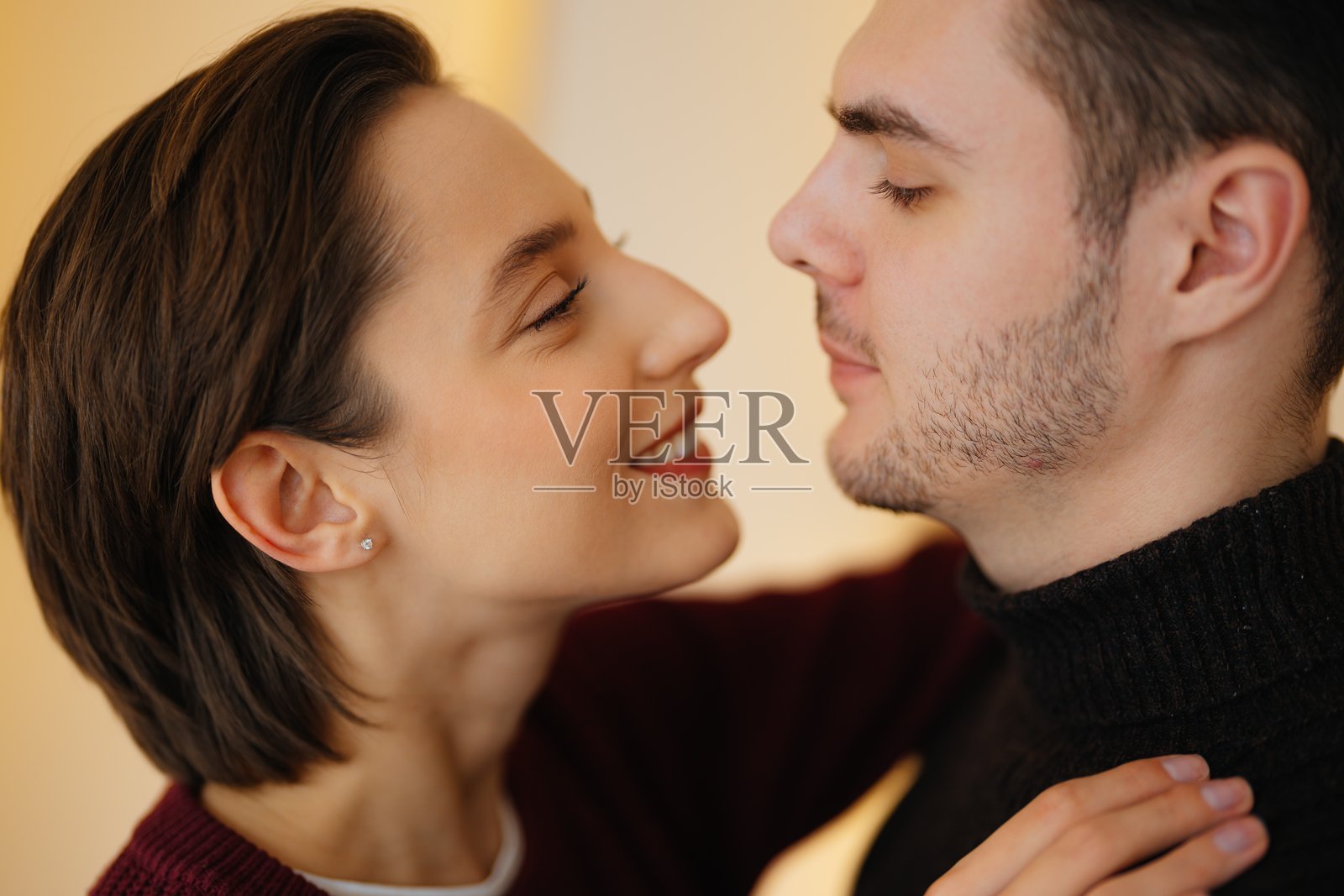 情侣在柔和灯光下共享浪漫时刻照片摄影图片