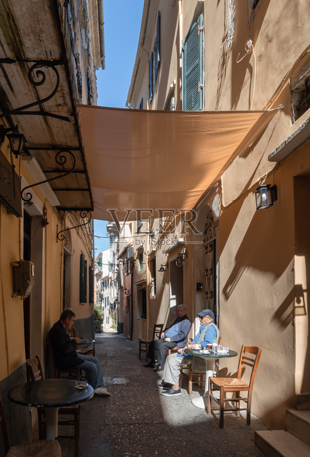 希腊科孚岛的凯尔基拉市老城区街道照片摄影图片