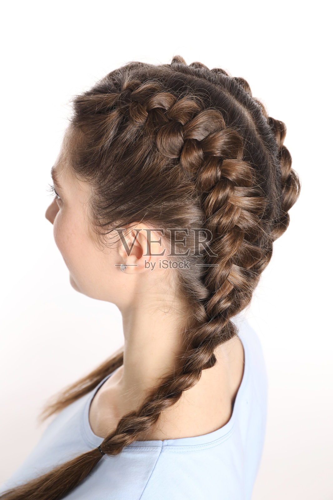 白色背景上的编辫子女性照片摄影图片