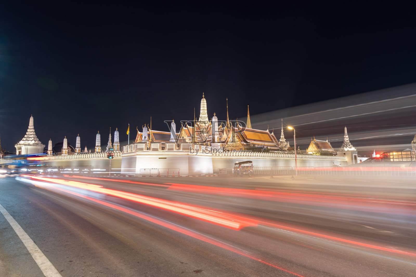 2025年2月12日，泰国曼谷：五光十色的夜景，辉煌的皇宫在曼谷的流动交通中熠熠生辉照片摄影图片