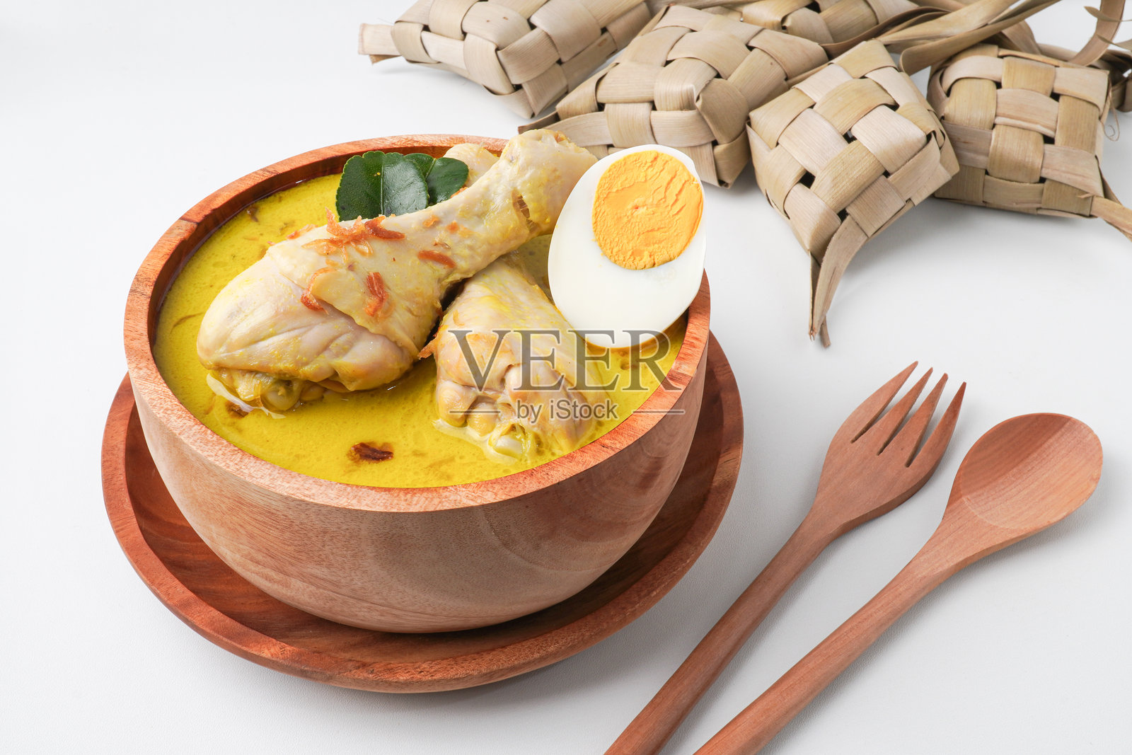 Lontong opor ayam 是一种印尼传统菜肴，通常在开斋节（Eid Mubarak）和开斋节假期庆祝时与 Ketupat Lebaran（米糕饺子）和 sambal 辣椒酱一起享用。照片摄影图片