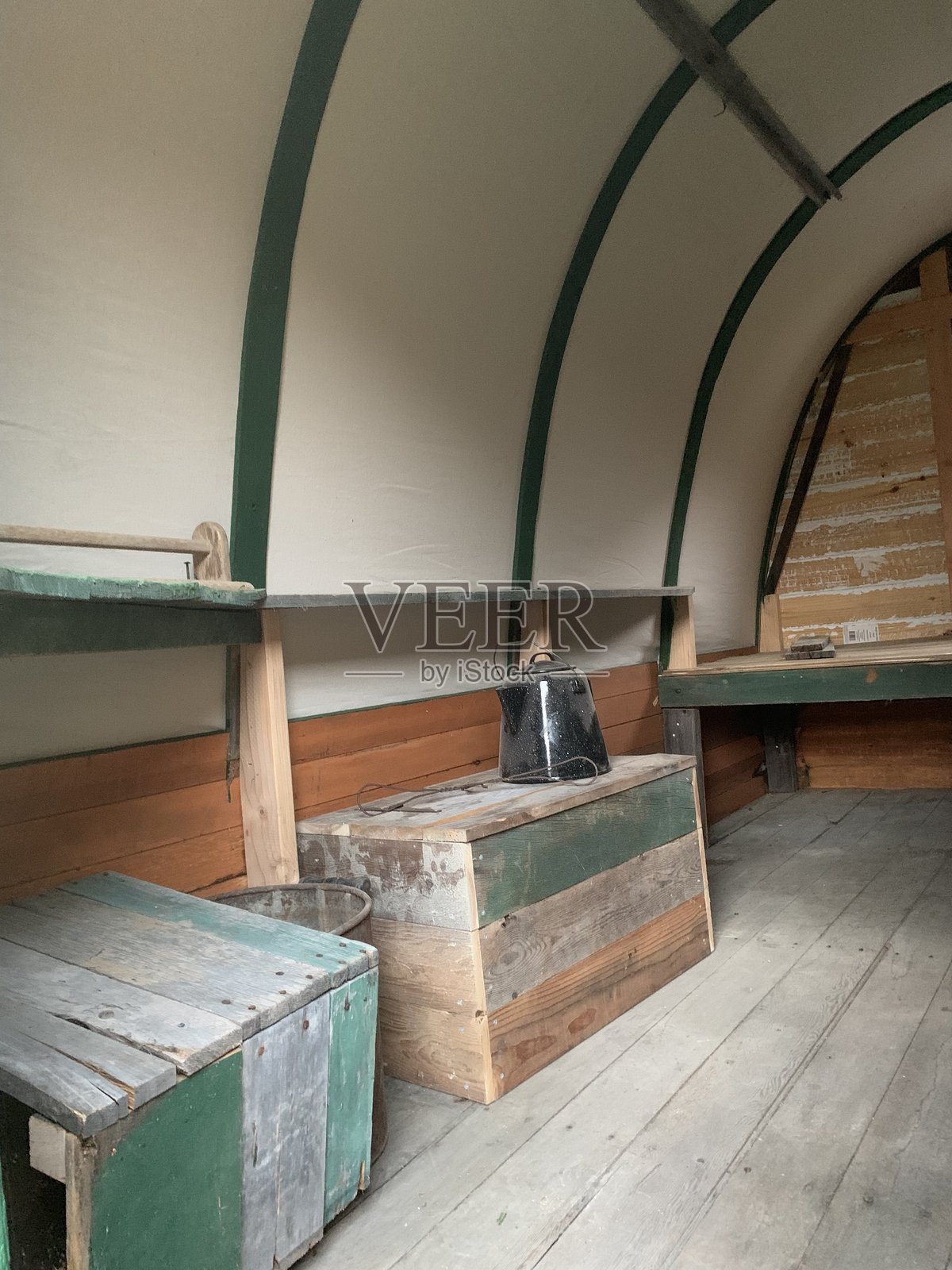 覆盖的马车内部照片摄影图片