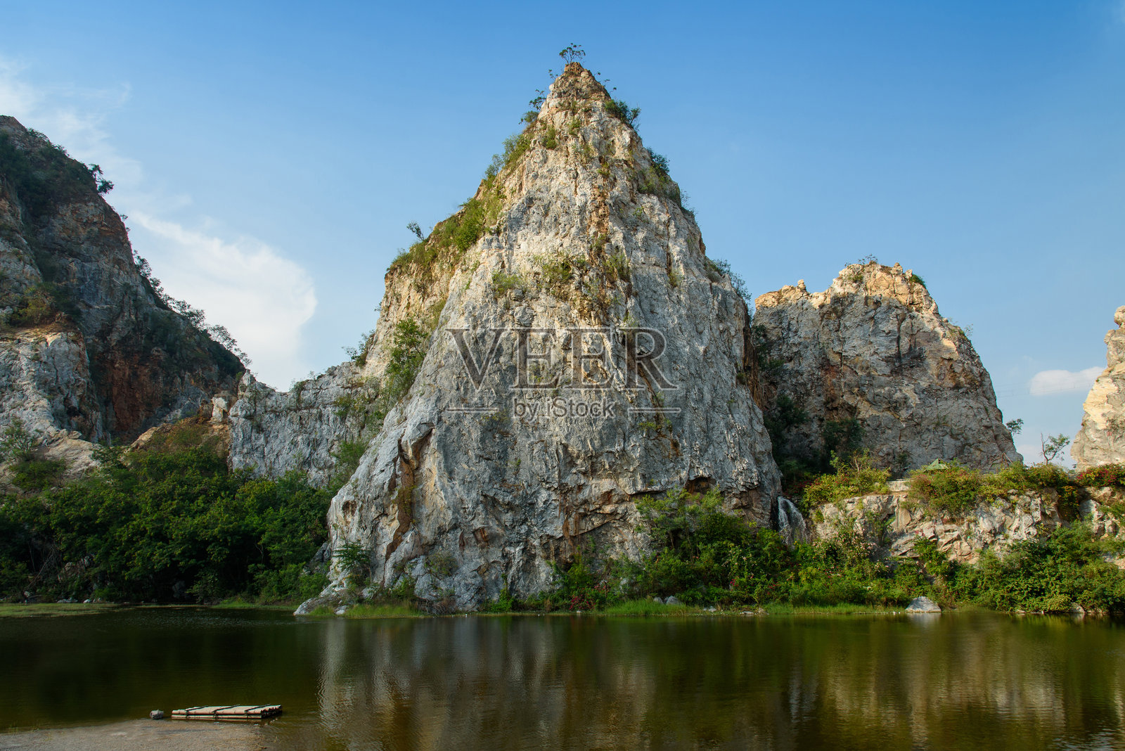 泰国拉差布里的岩石山或蛇山。照片摄影图片
