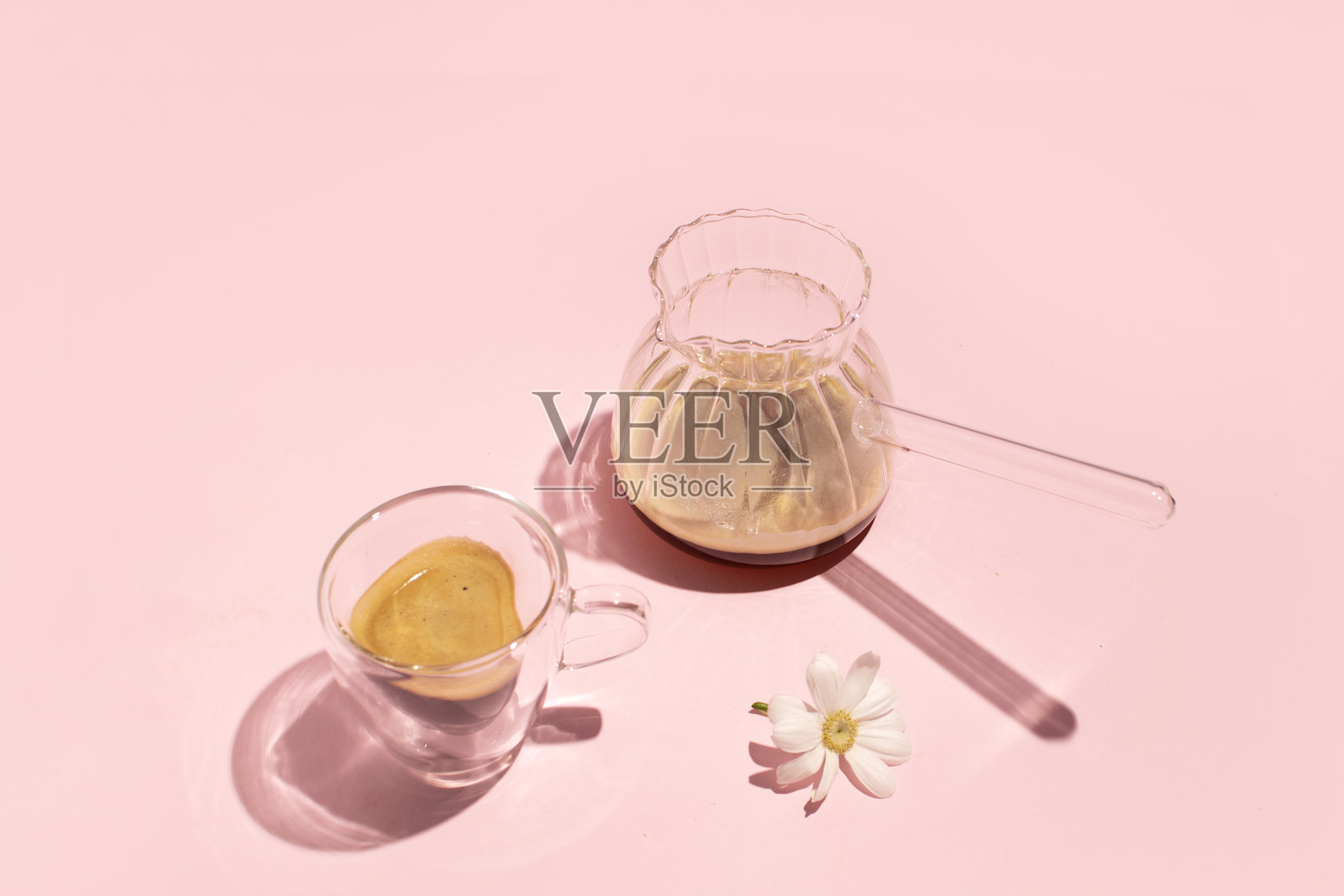 优雅的粉色咖啡桌照片摄影图片