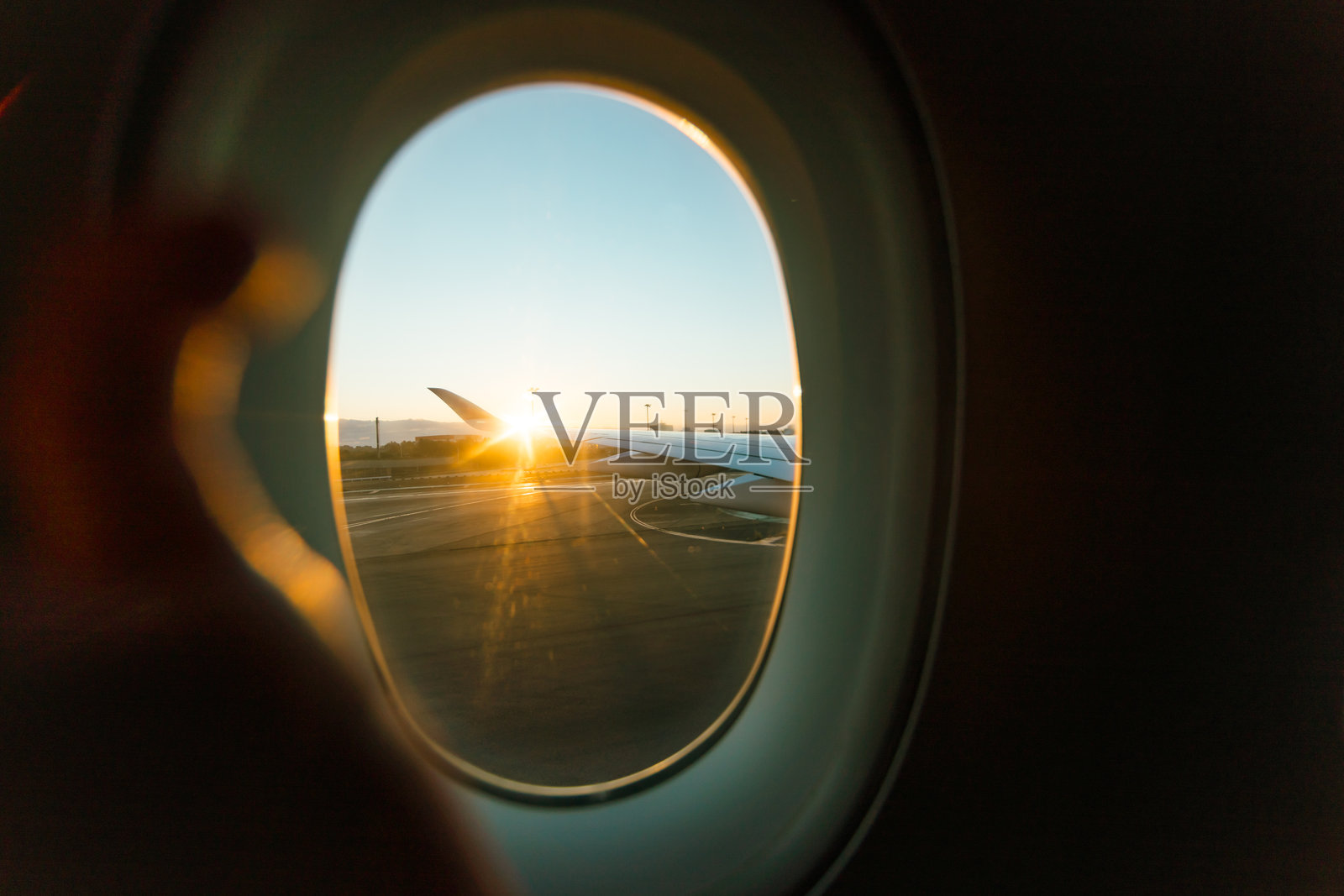 飞机窗外的日出景色照片摄影图片