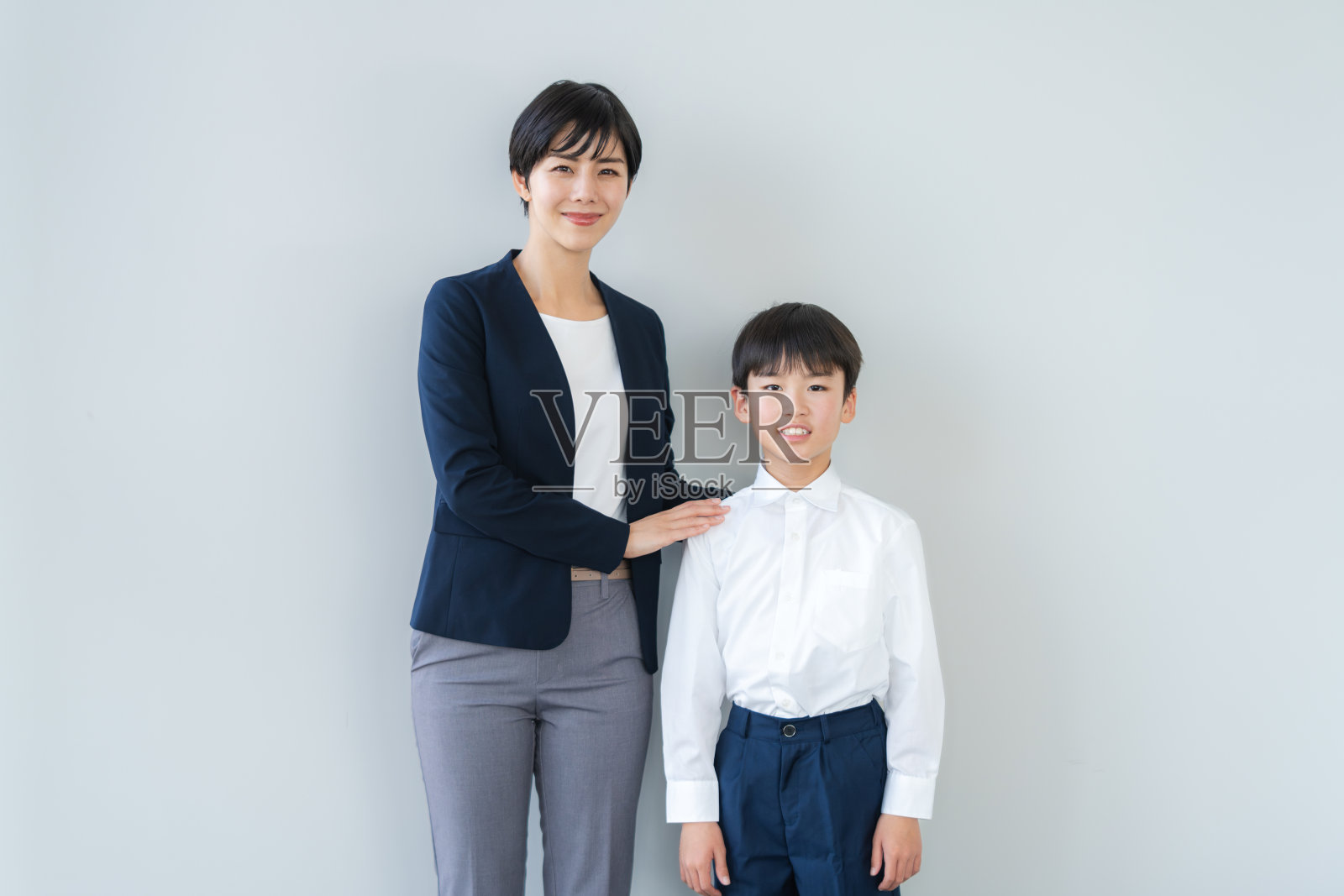 孩子和老师并肩而立照片摄影图片