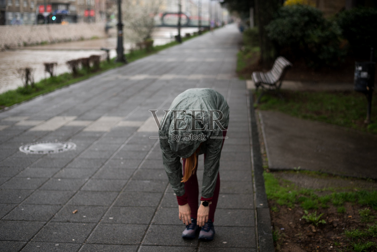 美丽的女性在城市中运动前拉伸照片摄影图片