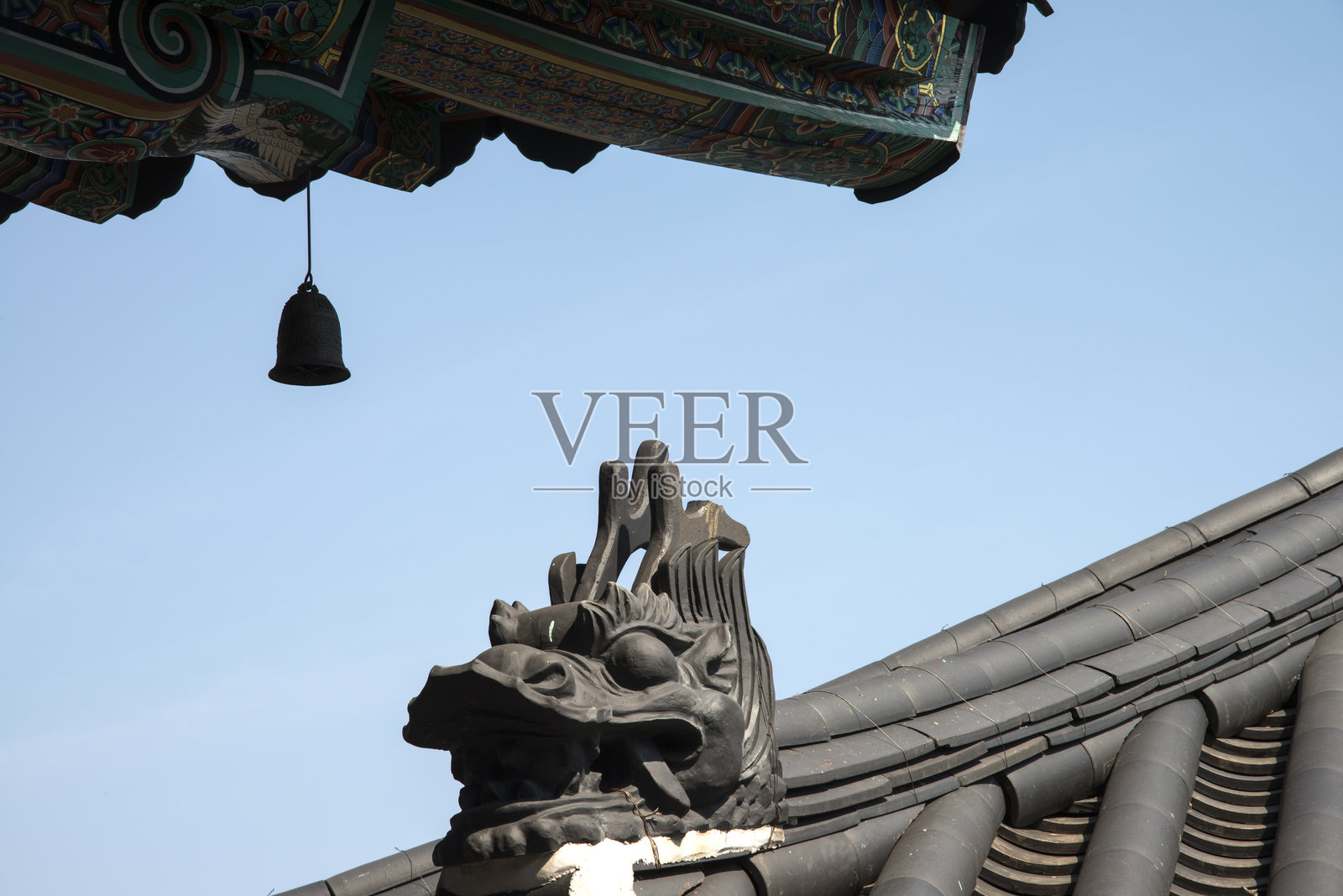 带有龙雕塑的钟和屋顶照片摄影图片