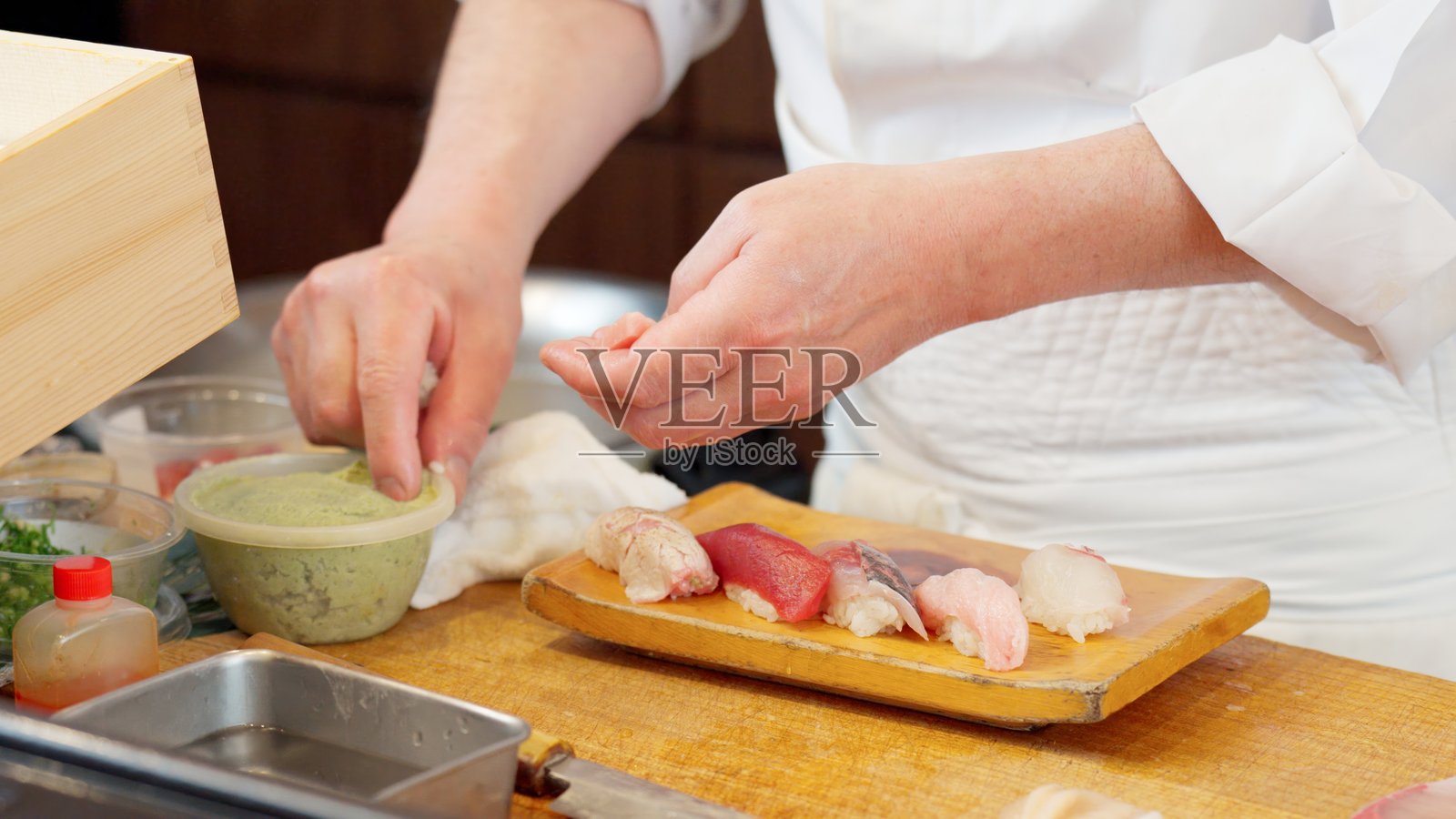 厨师准备寿司的手照片摄影图片