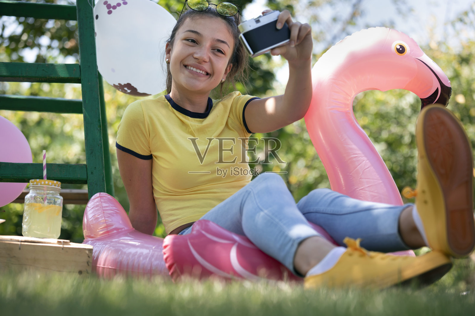 快乐的女孩用胶卷相机拍照照片摄影图片