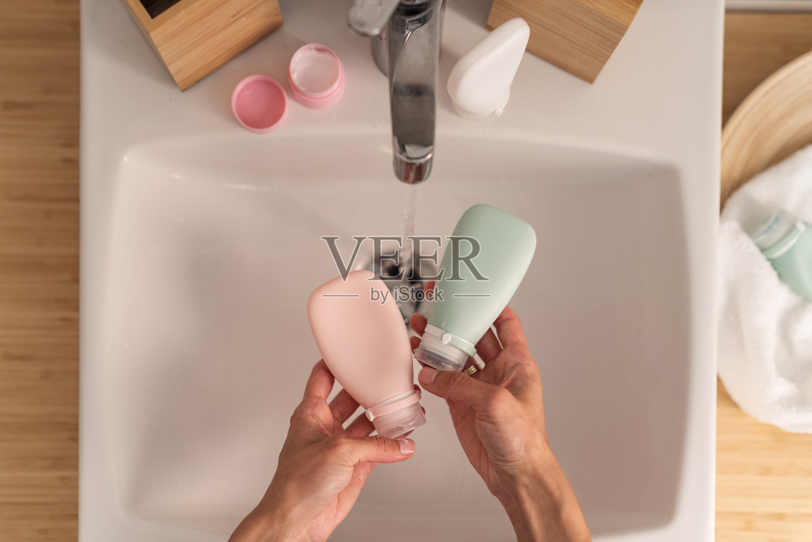 每日家庭美容程序。清新的洗手体验照片摄影图片