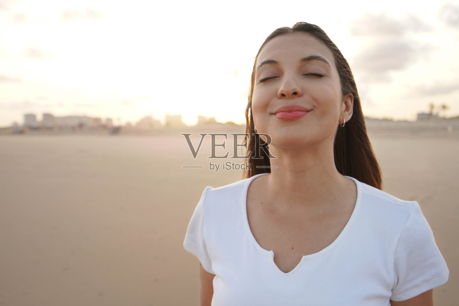 年轻女性在日落时分的干旱沙漠景观中深呼吸特写镜头照片摄影图片