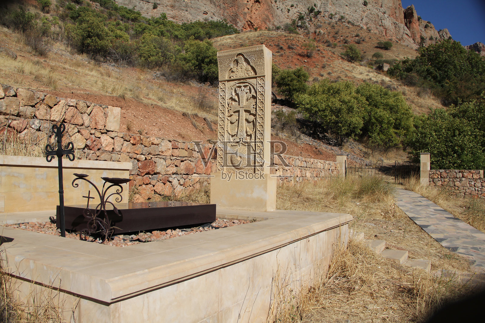 亚美尼亚古老的哈奇卡尔纪念碑被壮丽的岩石山脉环绕照片摄影图片