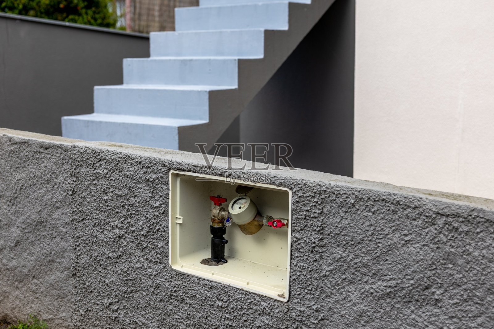 葡萄牙马德拉岛一栋房屋外墙上的截止阀和水表照片摄影图片