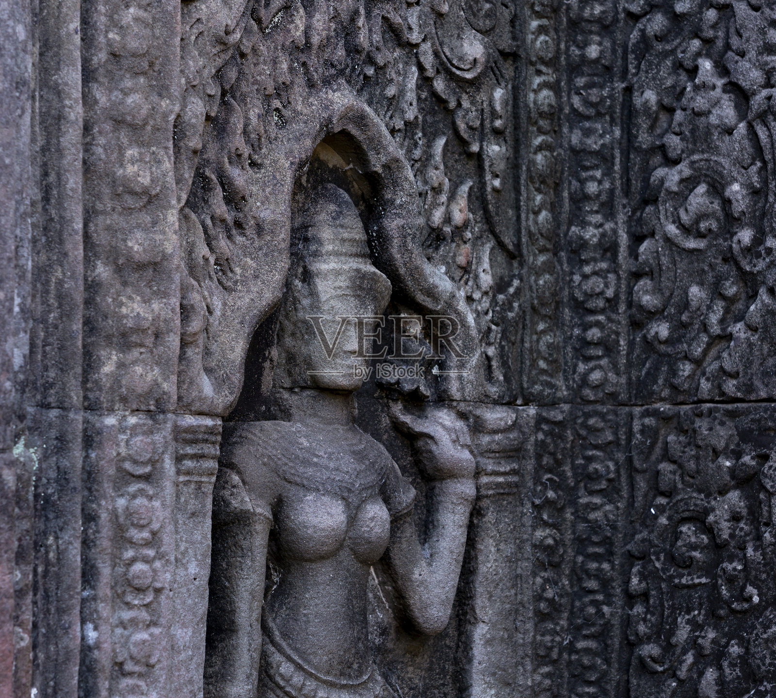 戴着传统帽子的角色手持一朵花照片摄影图片