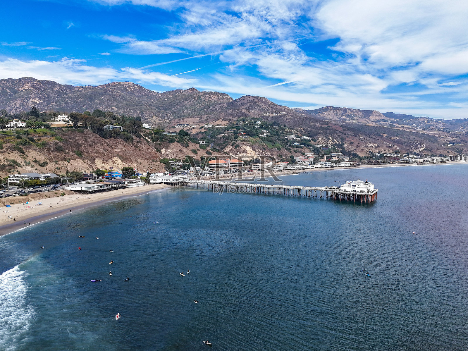 冲浪者在加利福尼亚州洛杉矶县的马里布海滩等待海浪照片摄影图片