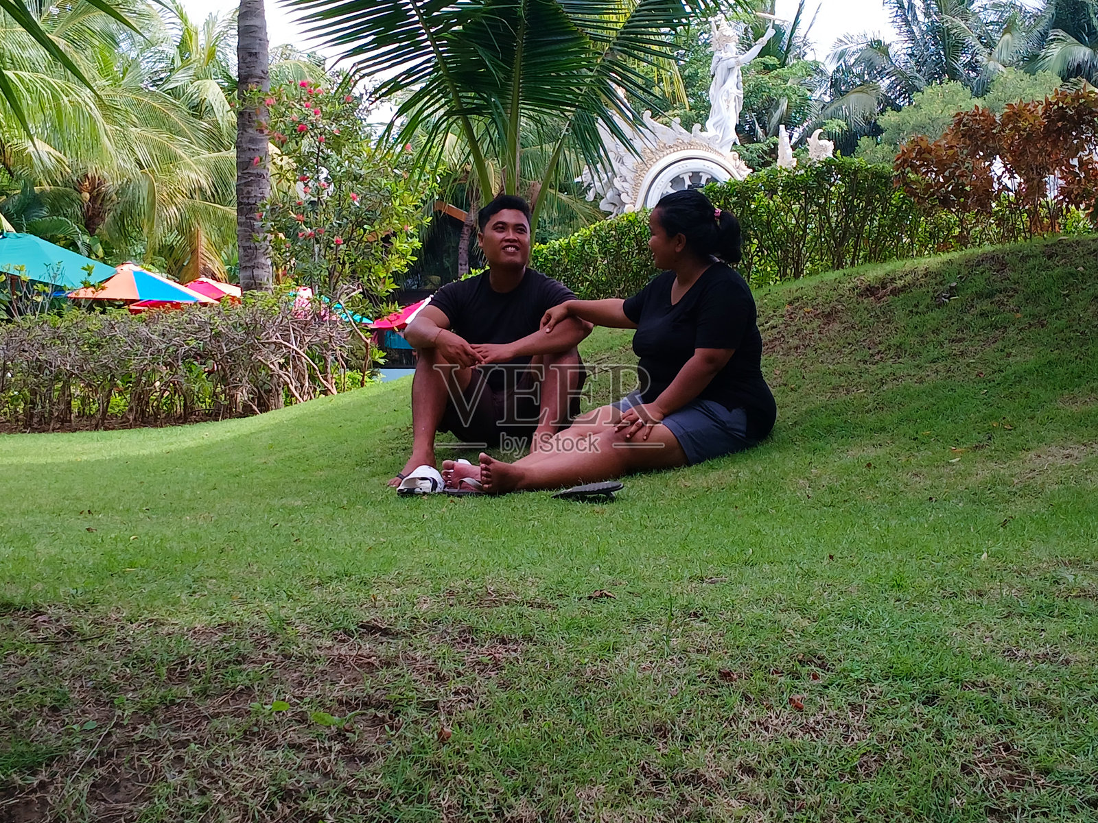 浪漫情侣在美丽的花园中享受宁静时光照片摄影图片