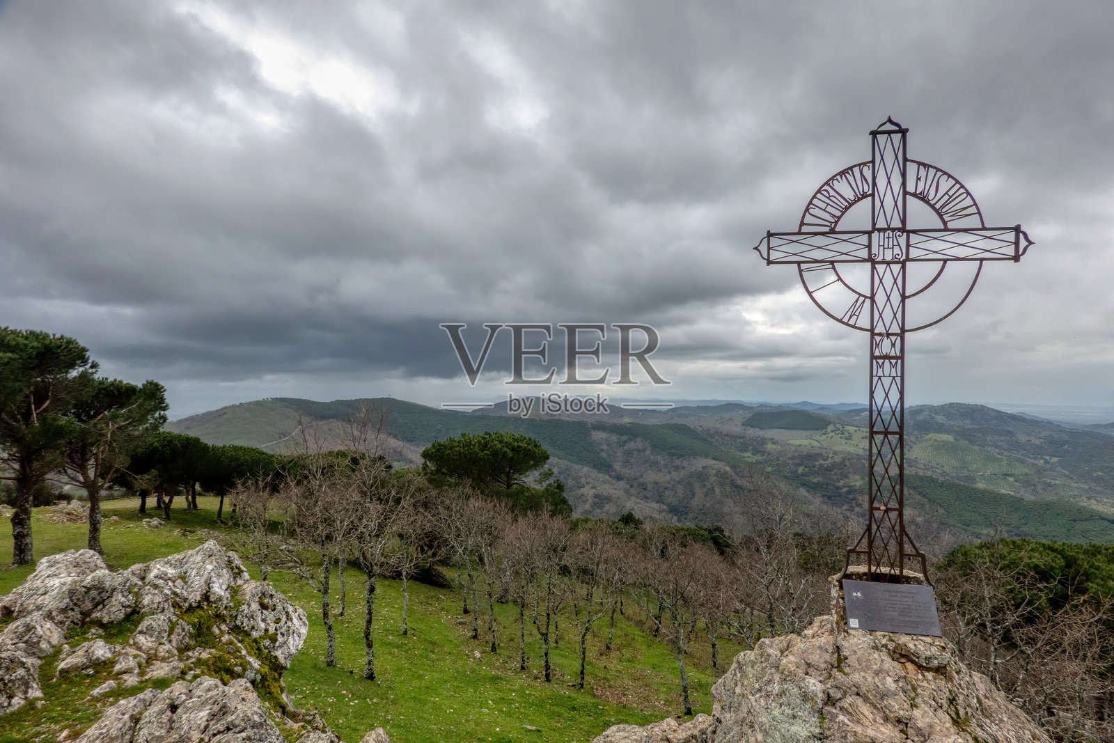 西班牙巴达霍斯省卡莱拉德莱昂的坦图迪亚山上的十字架。照片摄影图片