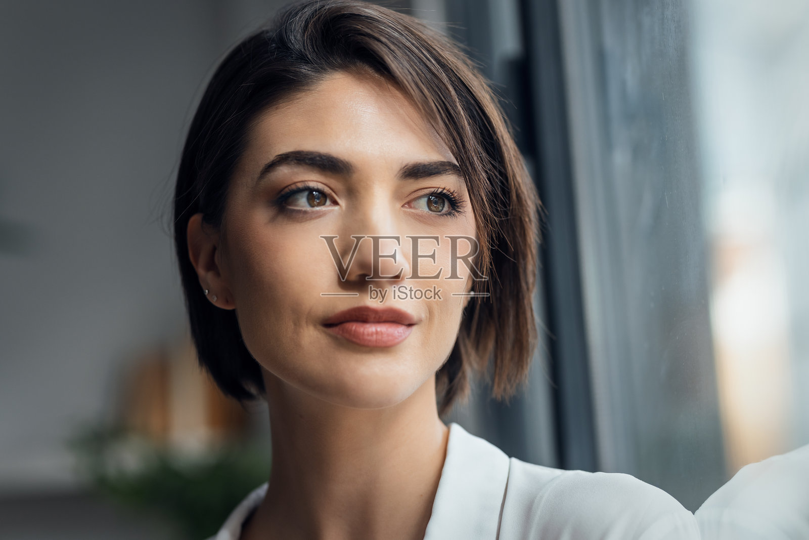 美丽的女人在家中窗边摆姿势照片摄影图片