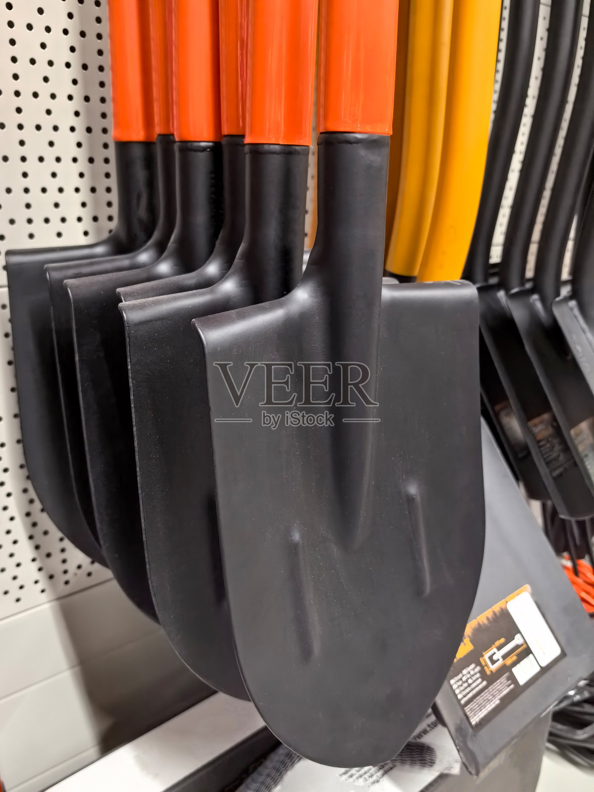 商店里整齐排列的园艺和景观项目铲子照片摄影图片