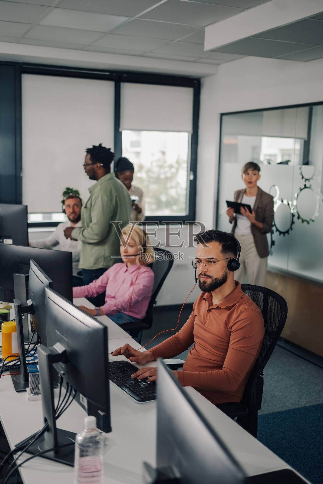 多元化团队在繁忙的客户支持中心工作照片摄影图片