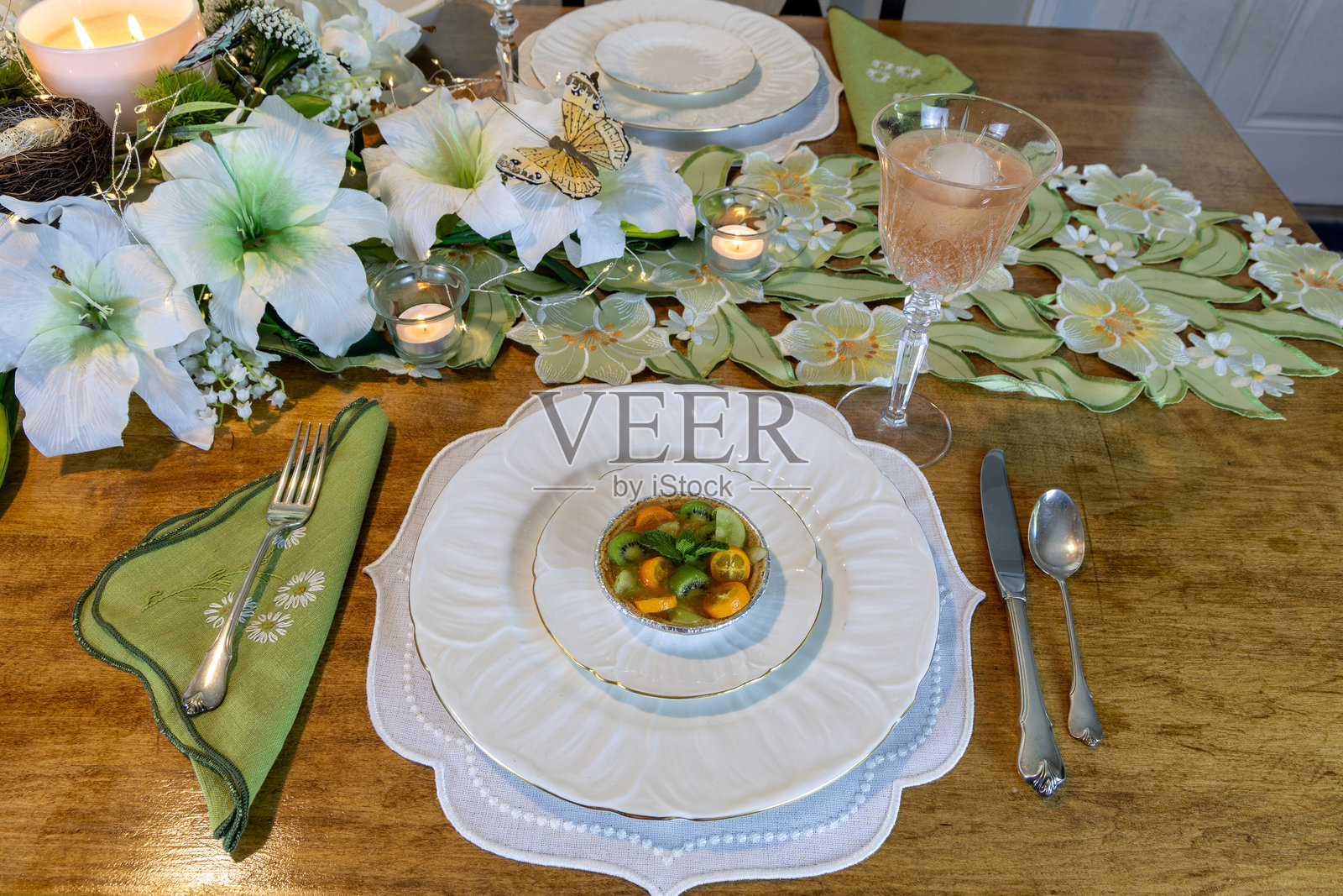 绿奇异果、葡萄和金桔挞，配热情果凝乳照片摄影图片