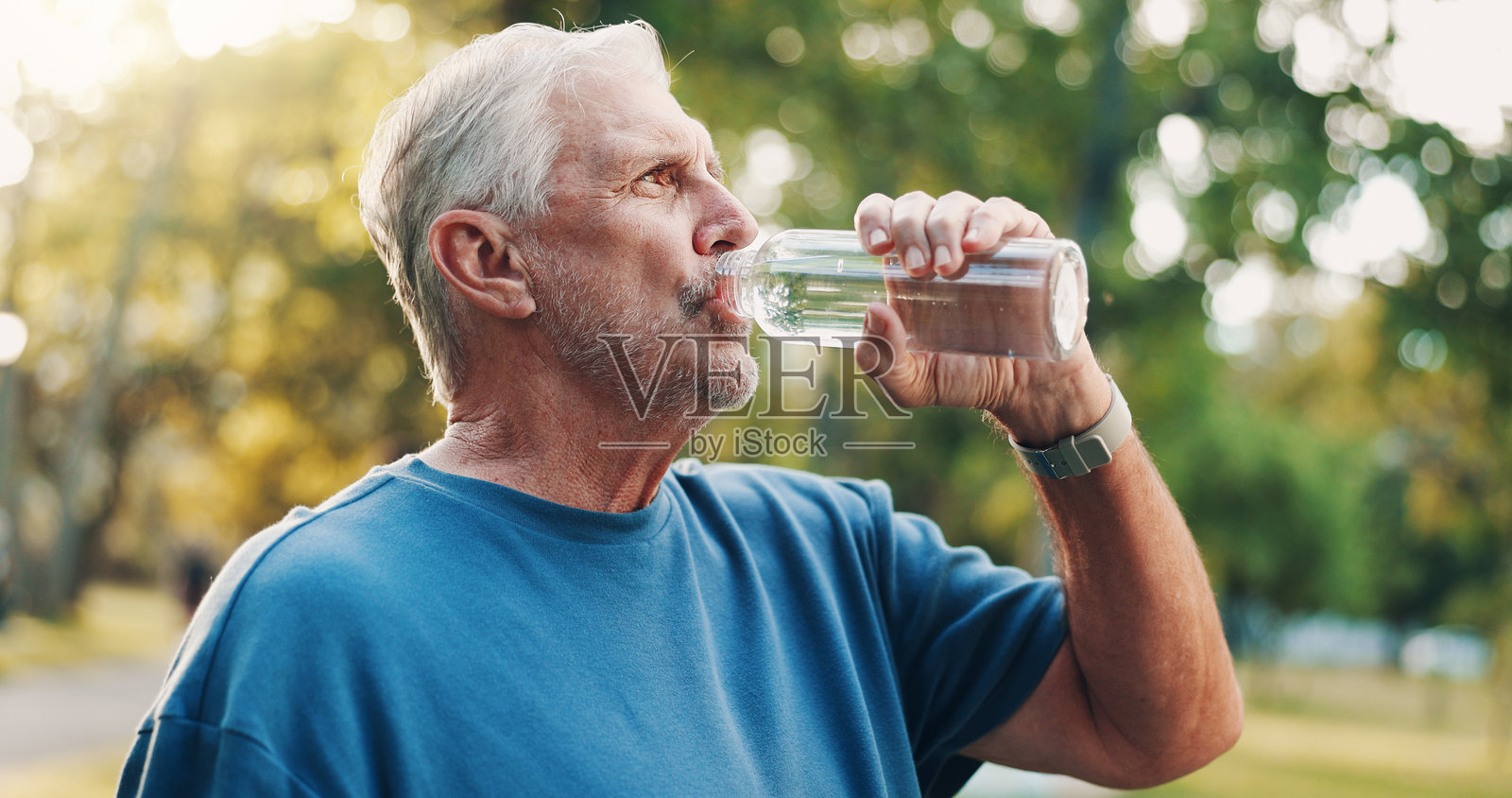 健身，老年男性在公园喝水，休息时补水，因跑步而口渴。排毒，男性跑者和水瓶，适合健康、心肺锻炼或自然马拉松训练。照片摄影图片