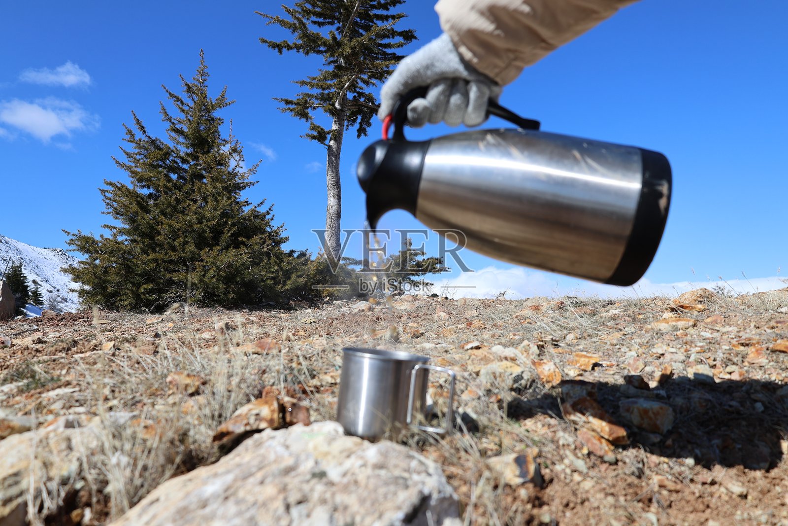 户外倒饮料照片摄影图片