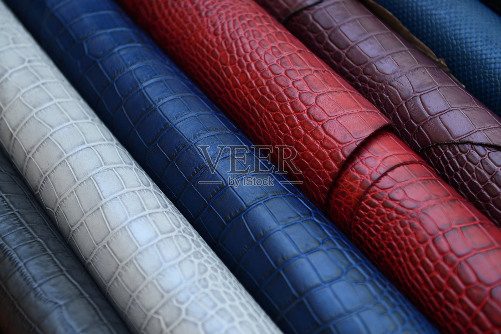 各种颜色和纹理的卷皮革片。照片摄影图片