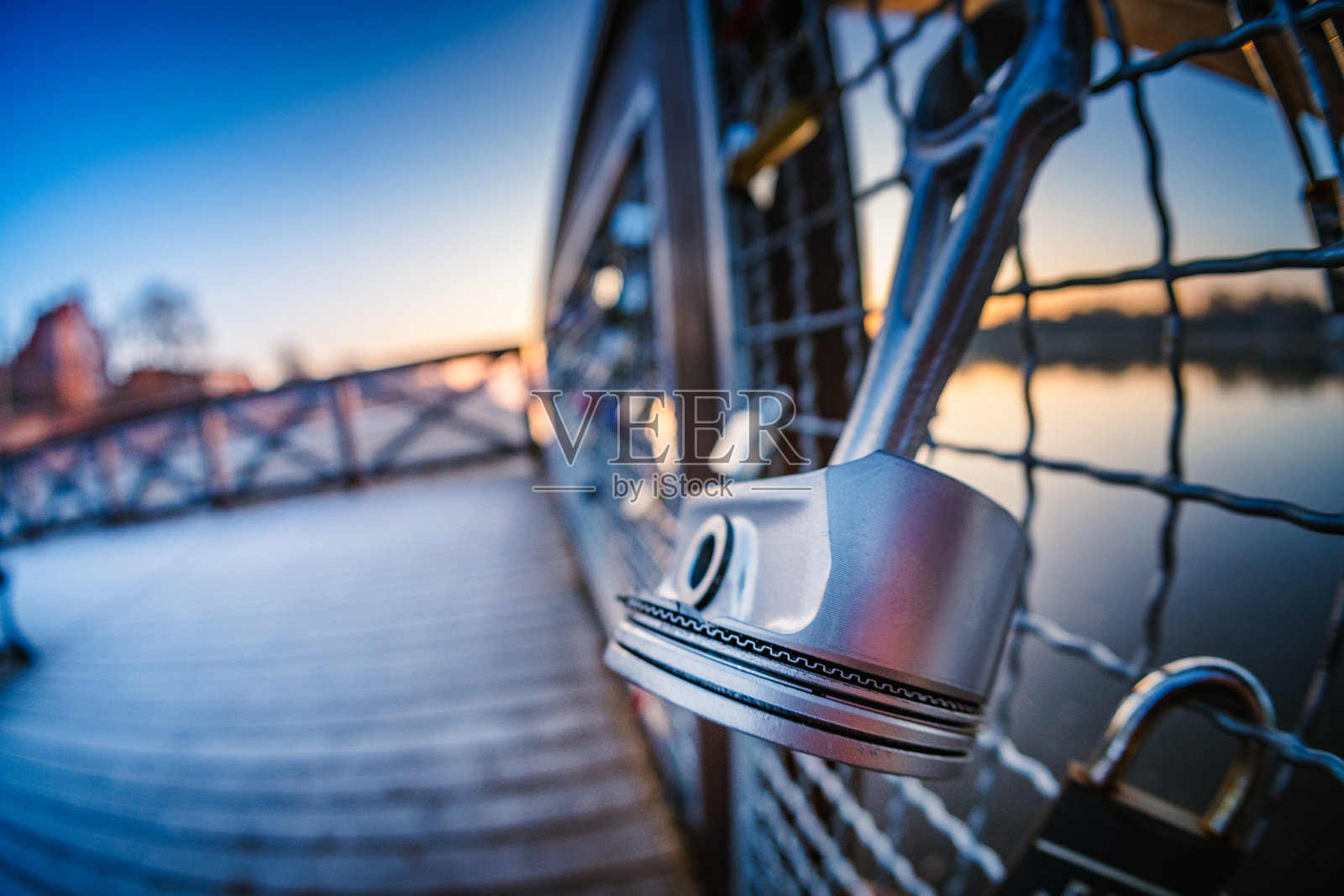 独特的金属锁挂在桥上，夕阳下捕捉到连接与永恒之美照片摄影图片