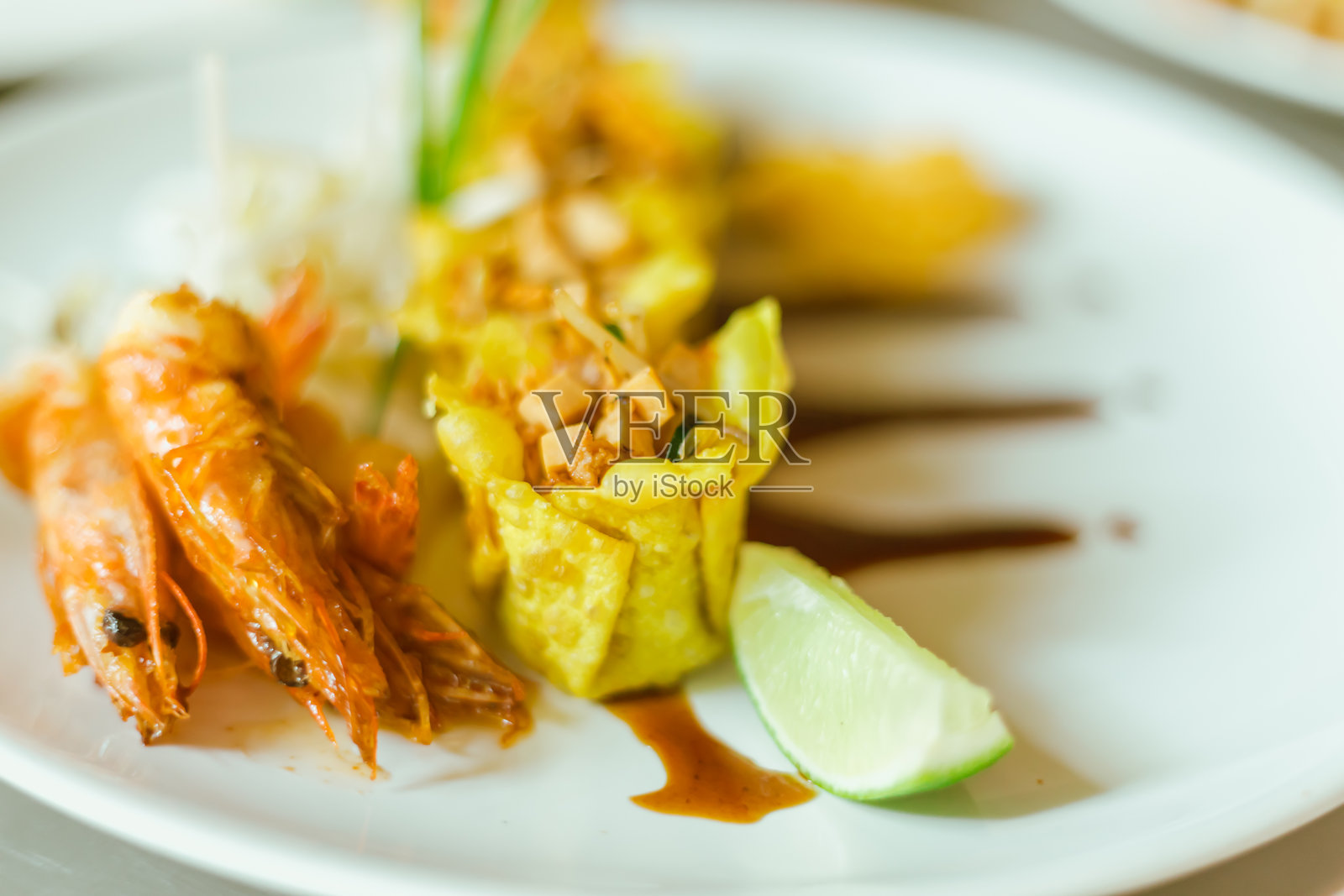 泰式炒河粉，美味的街头美食，盛在盘子里照片摄影图片