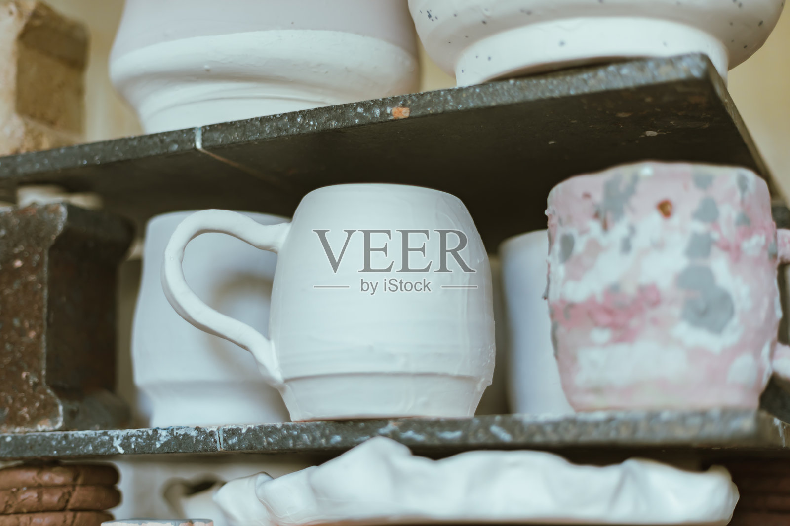 陶土杯在窑中烧制陶器照片摄影图片