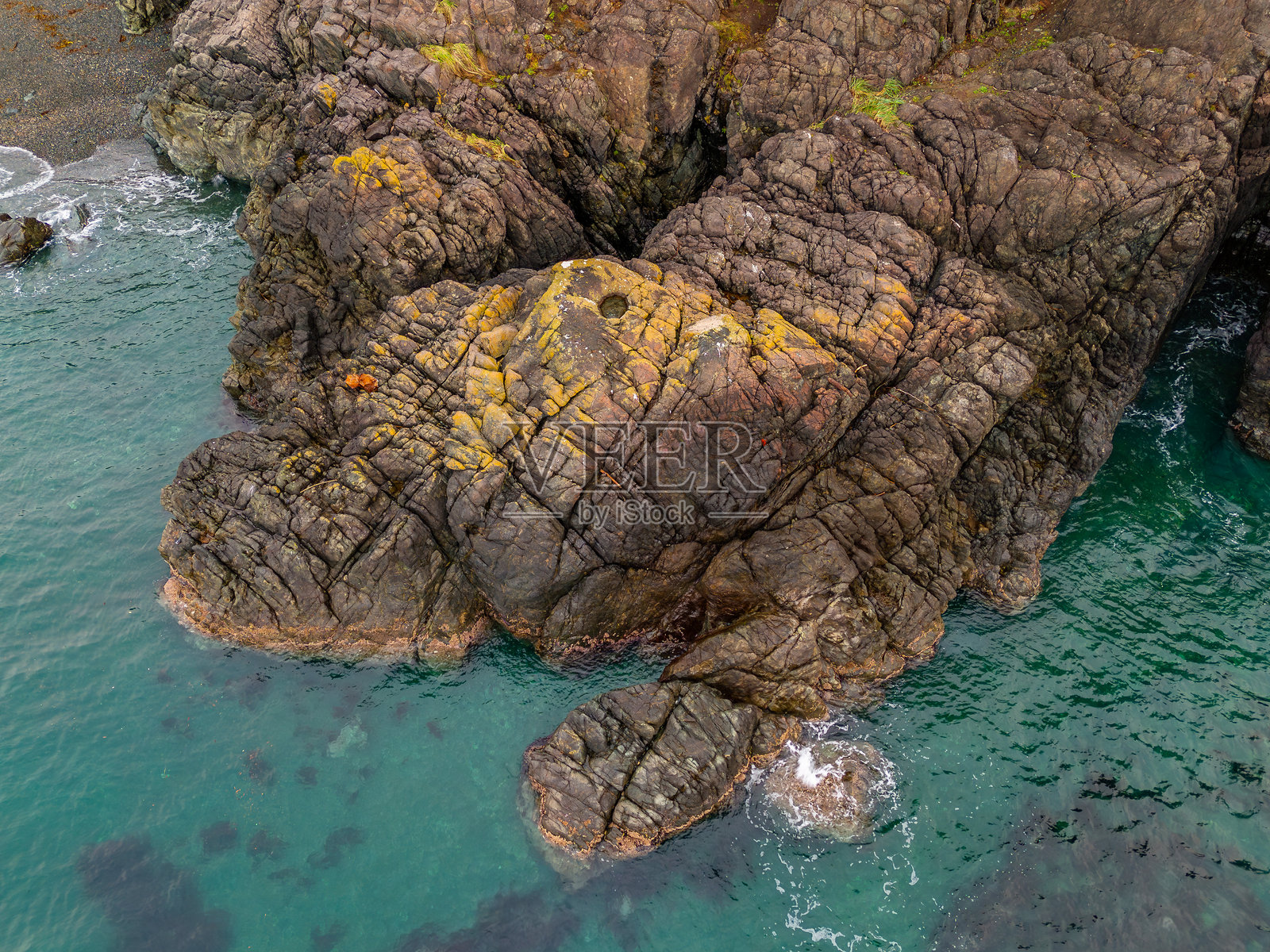 不列颠哥伦比亚省温哥华岛的风景如画的岩石海岸线照片摄影图片
