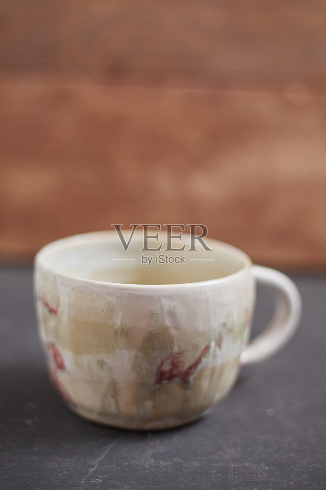 陶瓷杯置于乡村风格的背景上照片摄影图片