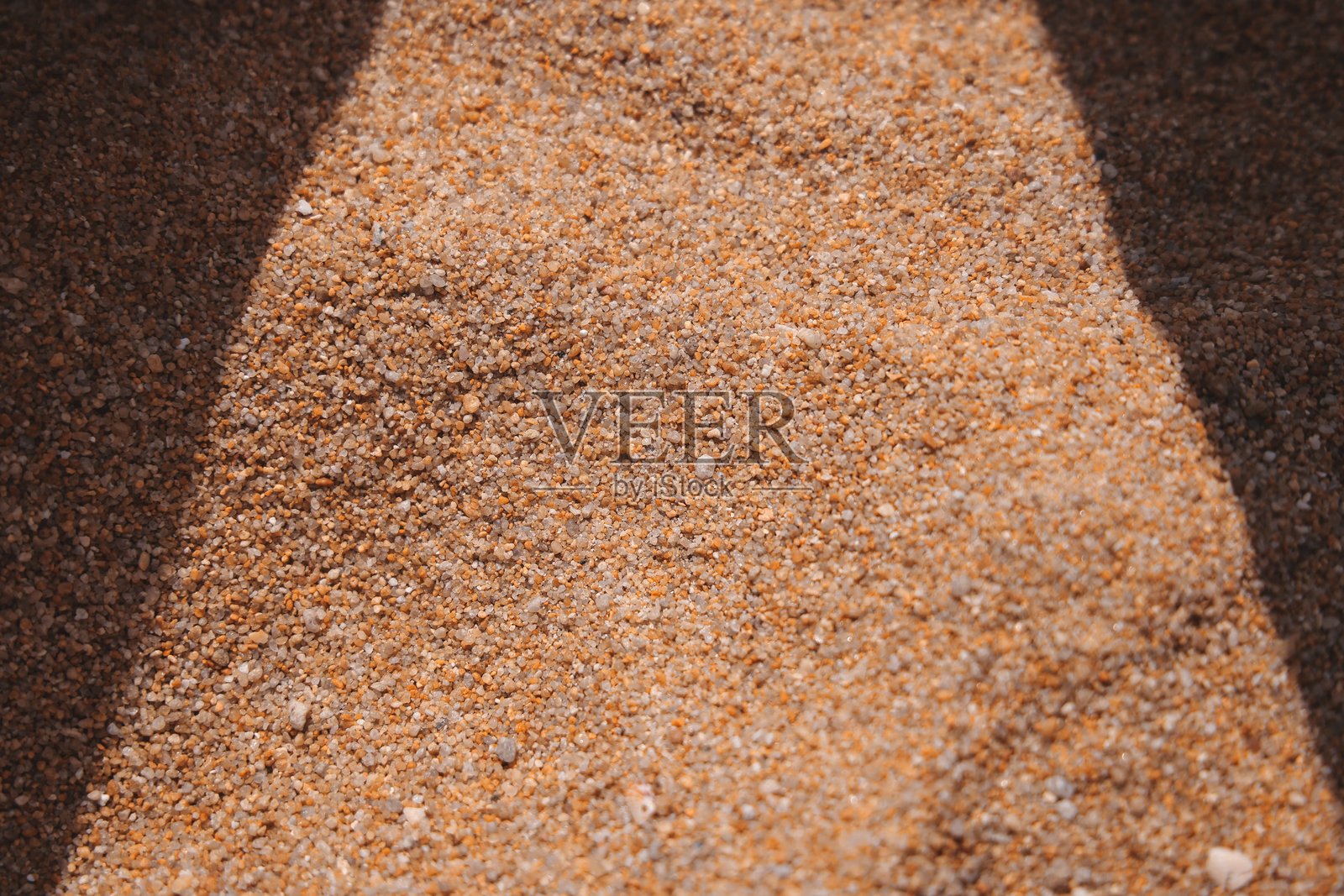 在户外环境中，阳光照耀下的美丽细沙堆照片摄影图片