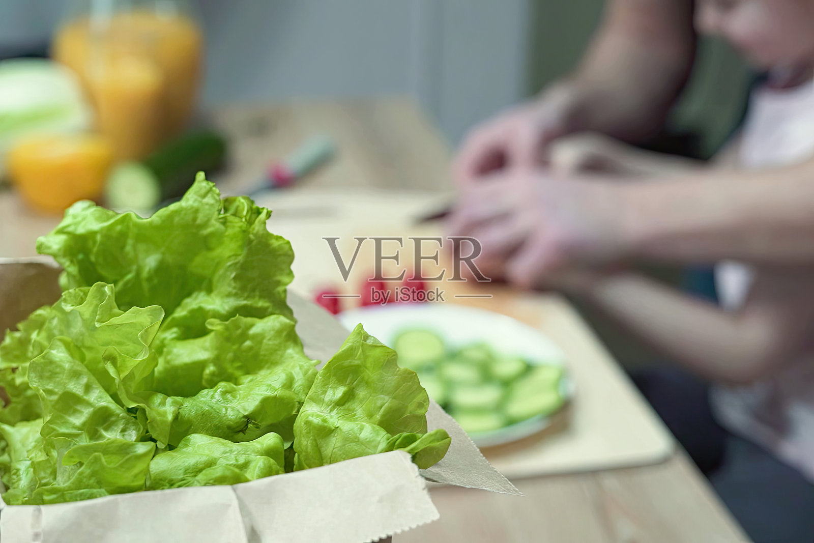 一起烹饪的乐趣照片摄影图片