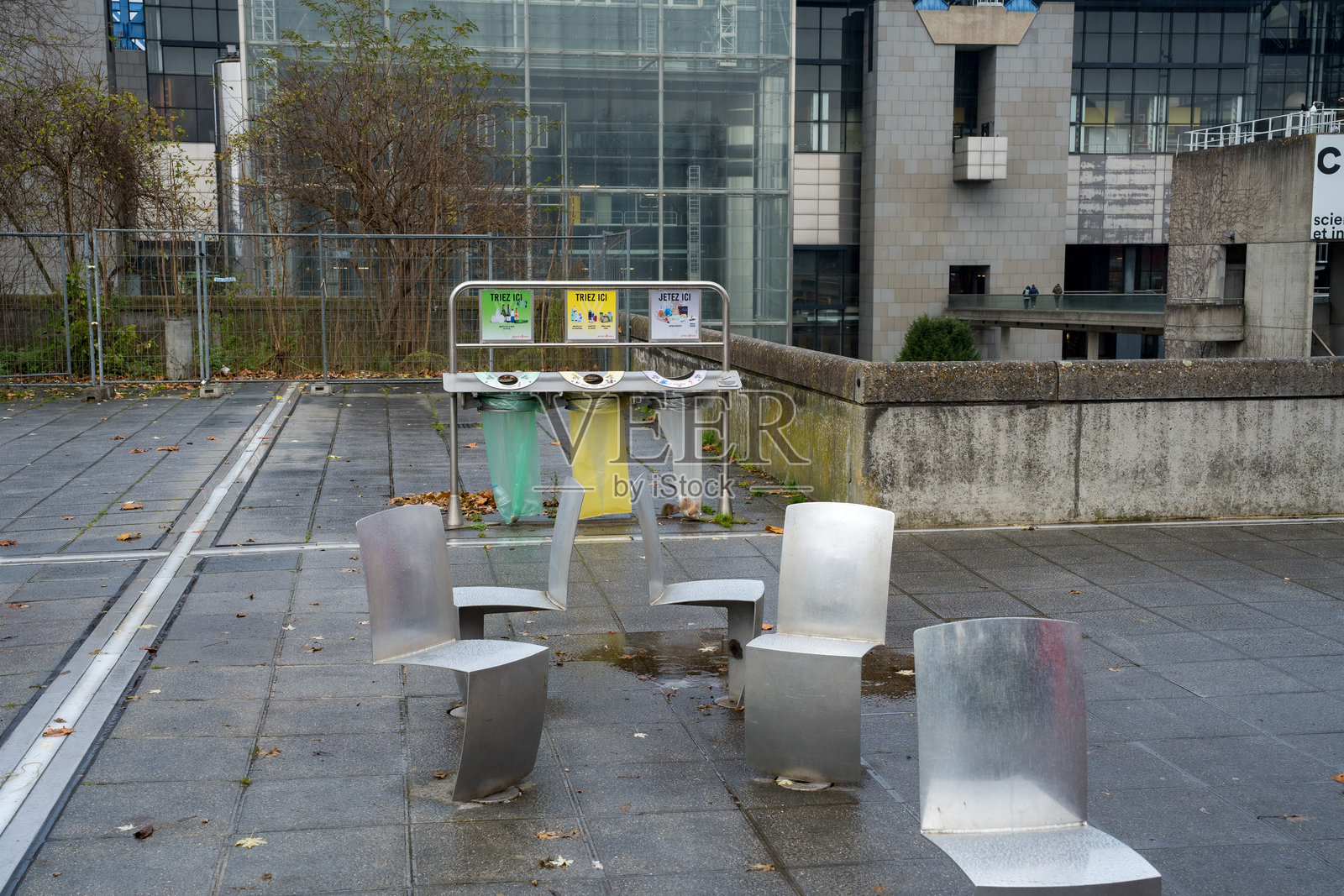 城市中心的现代座椅与城市回收站，阴云密布的下午照片摄影图片
