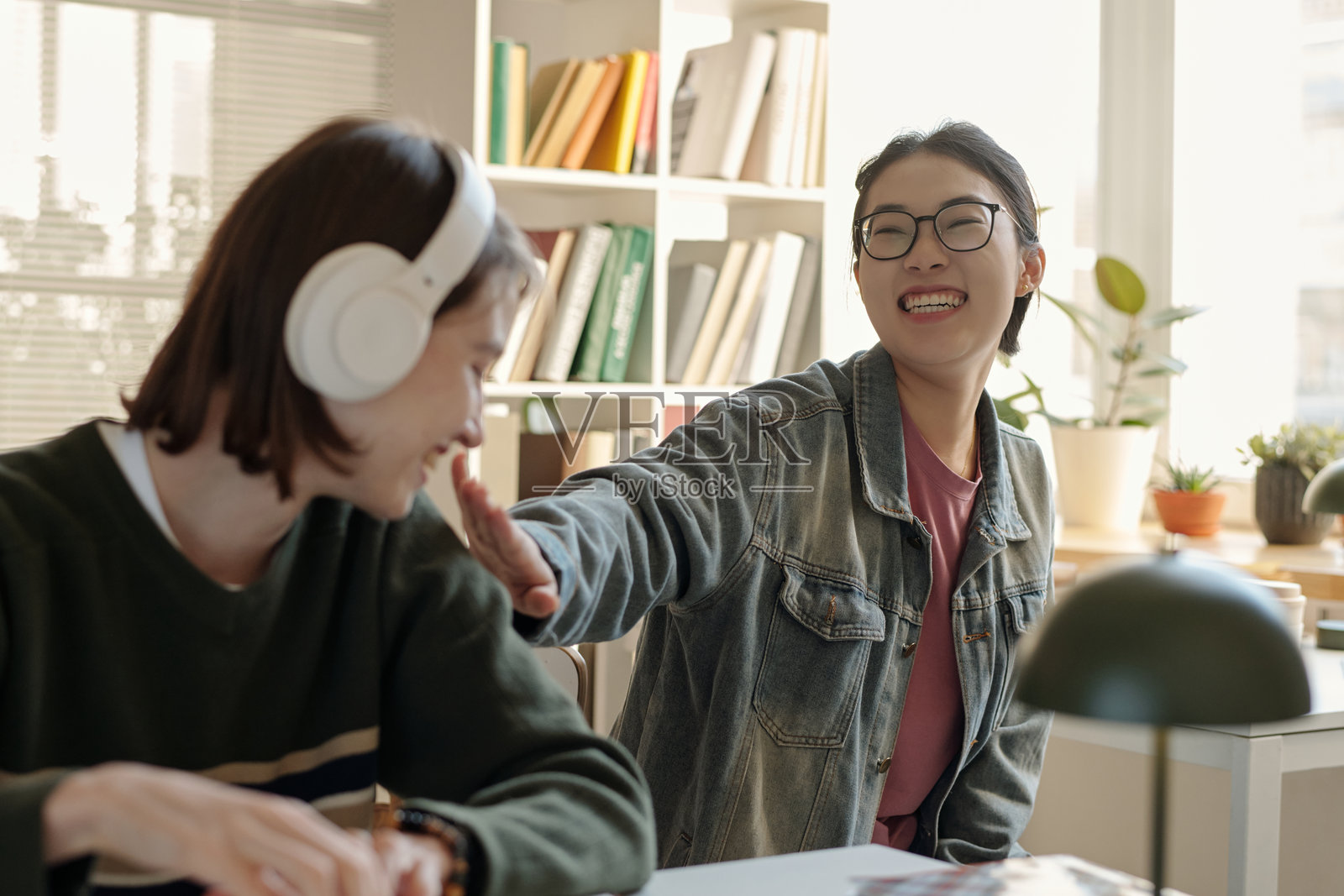 亚洲女性愉快地笑着祝贺朋友照片摄影图片