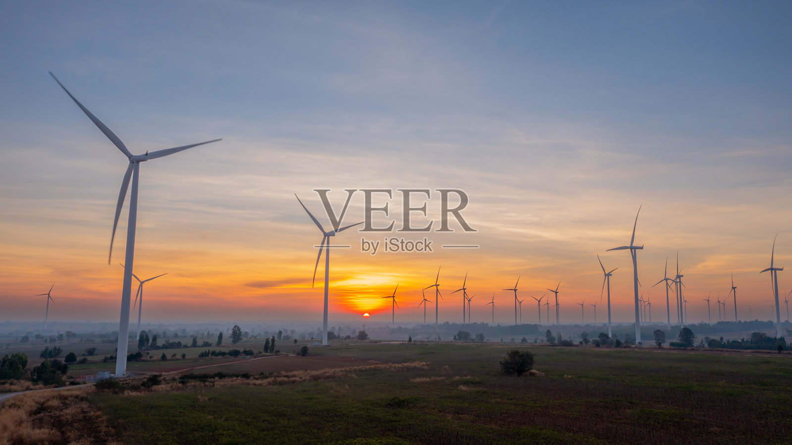 风力发电机，清晨日出时的风车田野景观照片摄影图片