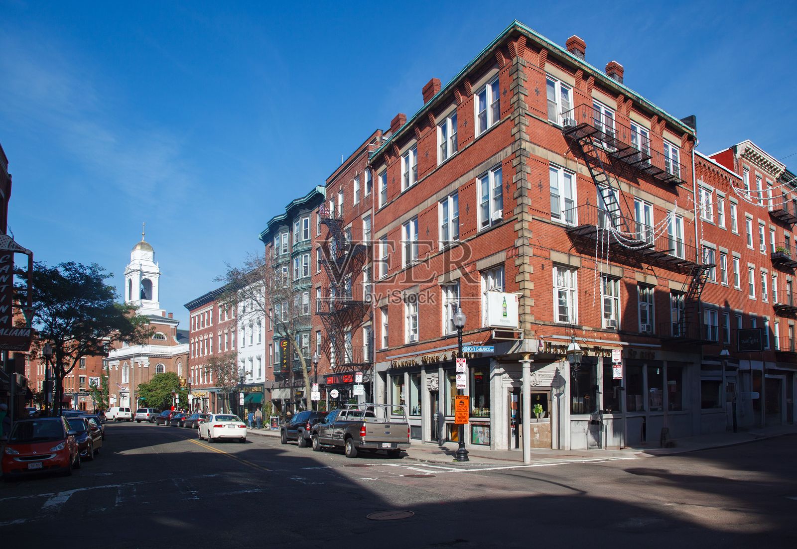 博斯的历史砖砌建筑和圣斯蒂芬天主教堂照片摄影图片