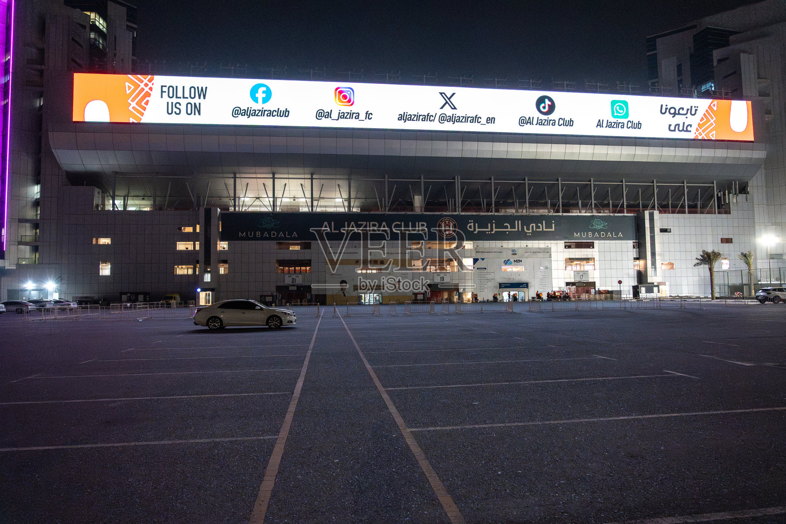 阿布扎比阿尔贾齐拉俱乐部体育场的夜景，灯光照亮的桥，编辑图片照片摄影图片